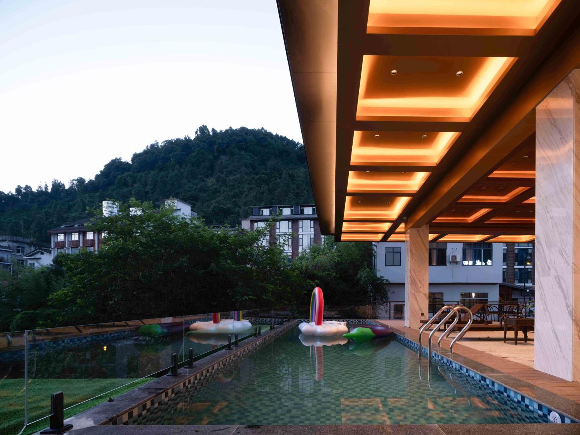 Zhangjiajie Utopia Hotel--Free One Way Pick Up Service Over 2 Nights מראה חיצוני תמונה
